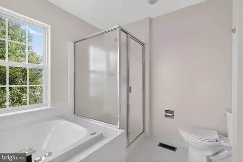 Bath - 1948 Crossing Stone Ct, Frederick, MD 21702 photo 2 of 5