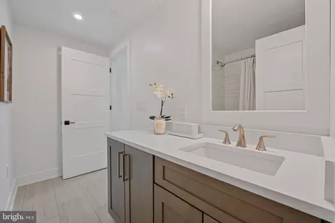 Bath - 210 Second St E #402, Frederick, MD 21701 photo 3 of 3