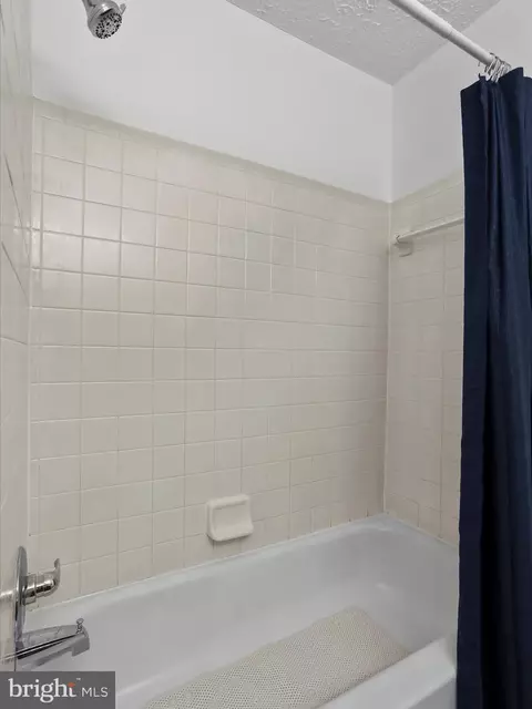 Bath - 1518 Beverly Ct, Frederick, MD 21701 photo 3 of 5