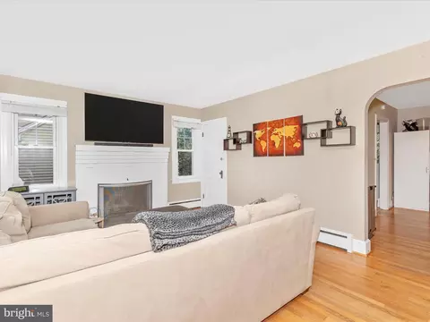 902 Chestnut St, Frederick, MD 21703 photo 4