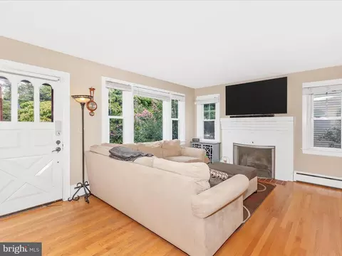 902 Chestnut St, Frederick, MD 21703 photo 5