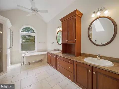 Bath - 7301 Abbington Ct, Frederick, MD 21702 photo 3 of 5