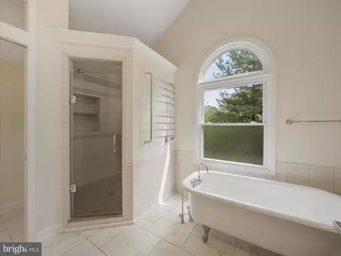Bath - 7301 Abbington Ct, Frederick, MD 21702 photo 4 of 5