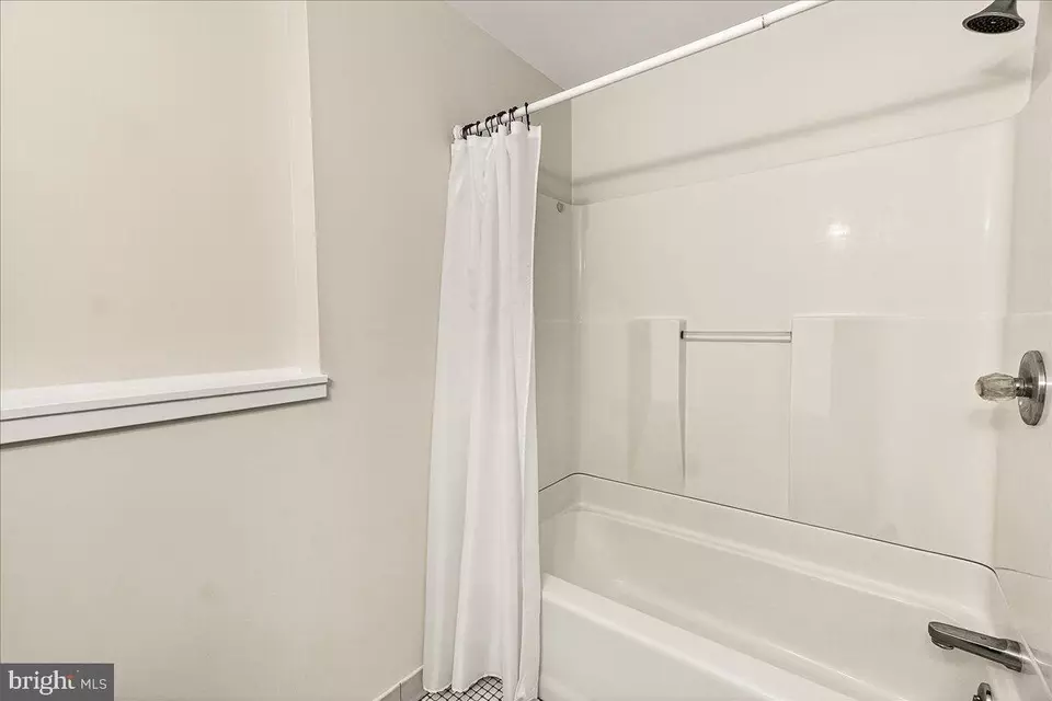 Bath - 109 Glade Blvd, Walkersville, MD 21793 photo 3 of 3