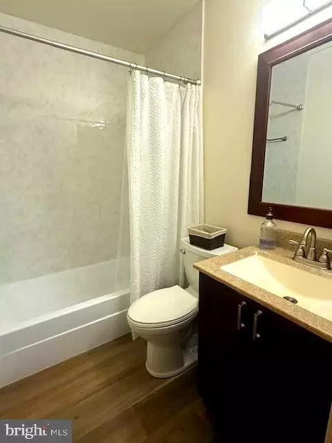 Bath - 6739 Killdeer Ct, Frederick, MD 21703 photo 2 of 4