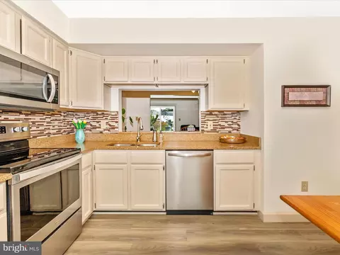 Kitchen - 6739 Killdeer Ct, Frederick, MD 21703 photo 3 of 4