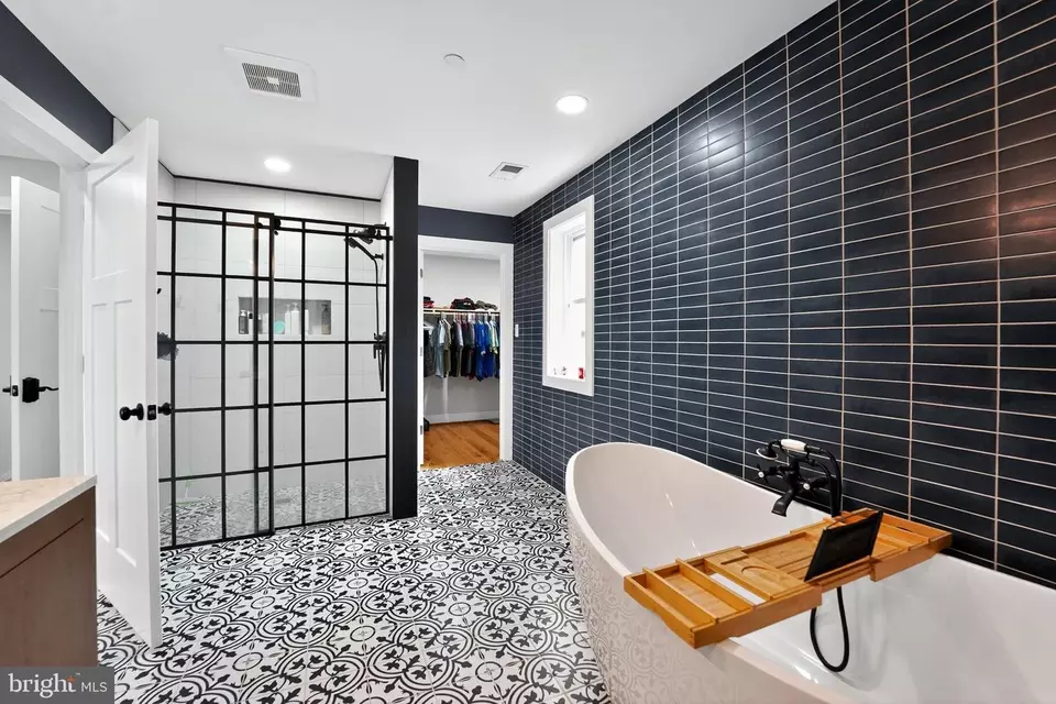 Bath - 8305 Biggs Ford Rd, Walkersville, MD 21793 photo 3 of 5