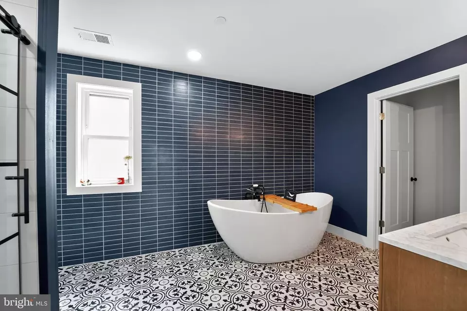 Bath - 8305 Biggs Ford Rd, Walkersville, MD 21793 photo 2 of 5