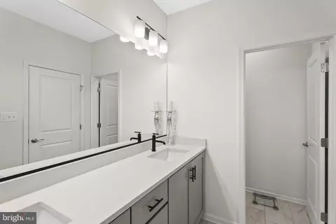 Entry Way - 905 Holden Rd, Frederick, MD 21701 photo 4 of 7