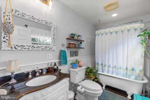 Bath - 10140 A Lenhart Rd, Frederick, MD 21701 photo 1 of 5