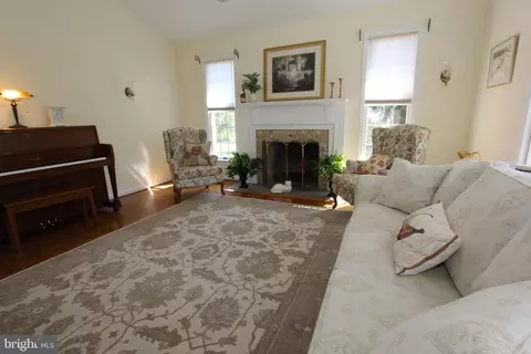 Living - 6670 Springhill Dr, Frederick, MD 21702 photo 6 of 7