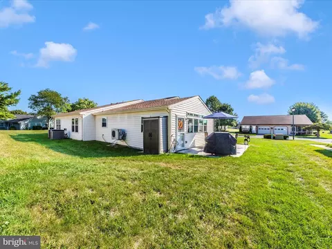 Exterior - 5816 Box Elder Ct, Frederick, MD 21703 photo 2 of 11