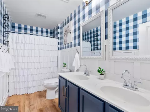 Bath - 102 N Pointe Ter, Middletown, MD 21769 photo 3 of 4
