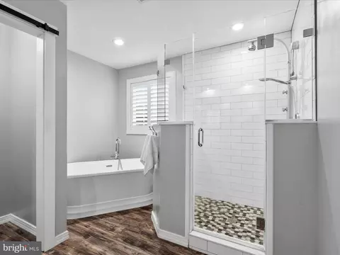 Bath - 102 N Pointe Ter, Middletown, MD 21769 photo 2 of 4