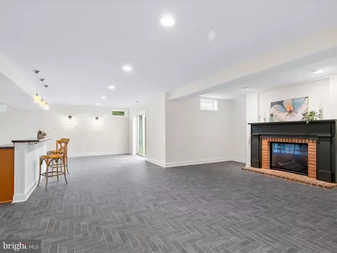 Living - 102 N Pointe Ter, Middletown, MD 21769 photo 9 of 10