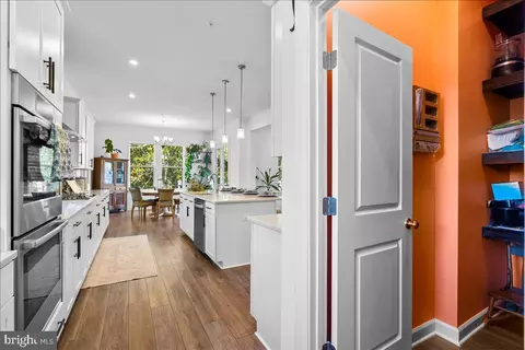 Entry Way - 5613 Pine Bluff Ct, Frederick, MD 21704 photo 14 of 20