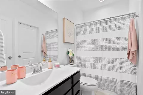 Bath - 5613 Pine Bluff Ct, Frederick, MD 21704 photo 1 of 2