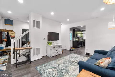Entry Way - 9 9th Ave, Brunswick, MD 21716 photo 3 of 14
