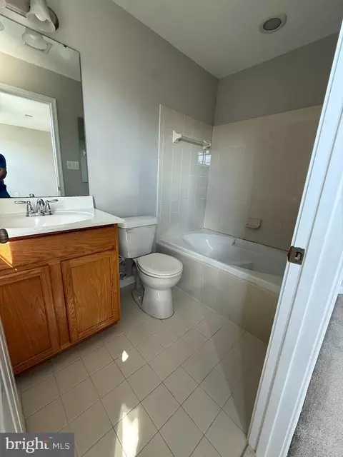Bath - 2029 Spring Run Cir, Frederick, MD 21702 photo 1 of 2