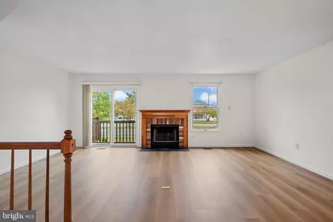 Living - 6591 Ewald Ct, Frederick, MD 21703 photo 2 of 9