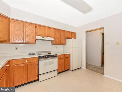 Kitchen - 5681 Crabapple Dr, Frederick, MD 21703 photo 5 of 8