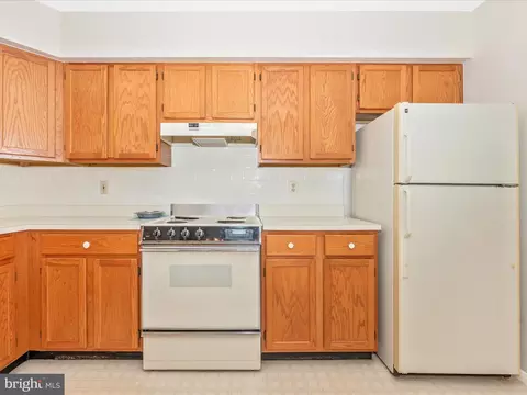 Kitchen - 5681 Crabapple Dr, Frederick, MD 21703 photo 6 of 8