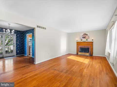 Living - 915 Shawnee Dr, Frederick, MD 21701 photo 2 of 5