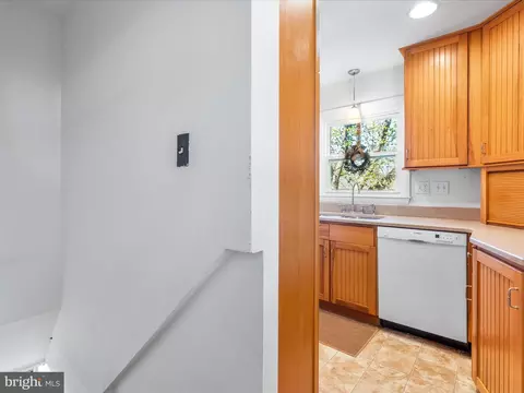Entry Way - 915 Shawnee Dr, Frederick, MD 21701 photo 2 of 4