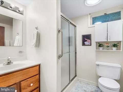 Bath - 915 Shawnee Dr, Frederick, MD 21701 photo 2 of 2