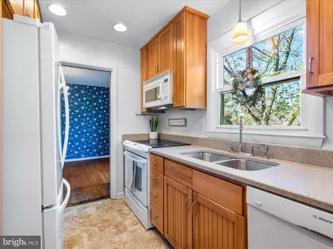 Kitchen - 915 Shawnee Dr, Frederick, MD 21701 photo 2 of 4