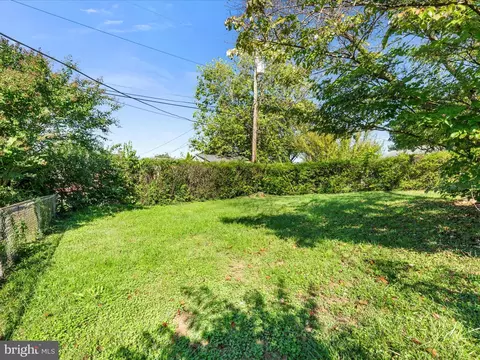 Exterior - 915 Shawnee Dr, Frederick, MD 21701 photo 6 of 9