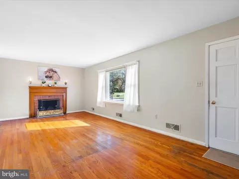 Living - 915 Shawnee Dr, Frederick, MD 21701 photo 3 of 5