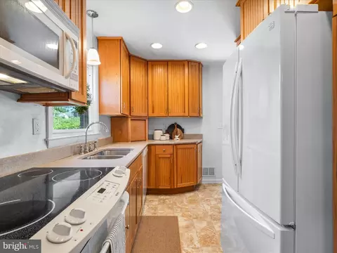 Kitchen - 915 Shawnee Dr, Frederick, MD 21701 photo 4 of 4