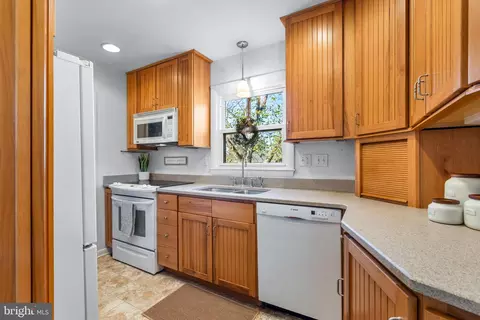 Kitchen - 915 Shawnee Dr, Frederick, MD 21701 photo 3 of 4