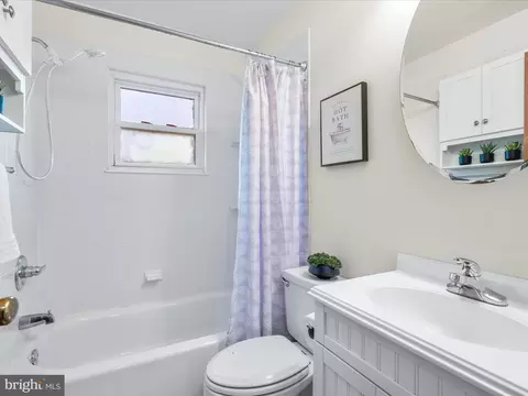 Bath - 915 Shawnee Dr, Frederick, MD 21701 photo 1 of 2