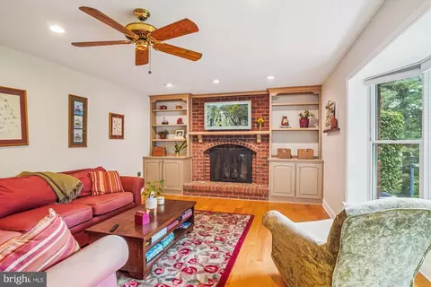 Living - 8116 Laurel Ridge Rd, Frederick, MD 21702 photo 2 of 2