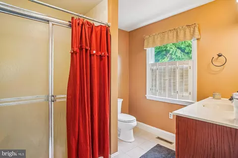 Bath - 8116 Laurel Ridge Rd, Frederick, MD 21702 photo 2 of 3