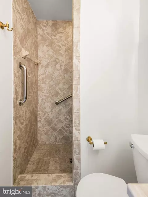 Bath - 8010 Meadowview Dr, Frederick, MD 21702 photo 2 of 6