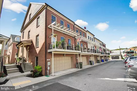 18 Maxwell Sq, Frederick, MD 21701