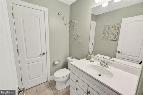 Bath - 18 Maxwell Sq, Frederick, MD 21701 photo 4 of 5