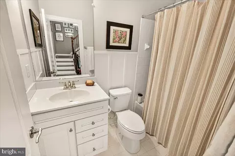 Bath - 18 Maxwell Sq, Frederick, MD 21701 photo 3 of 5