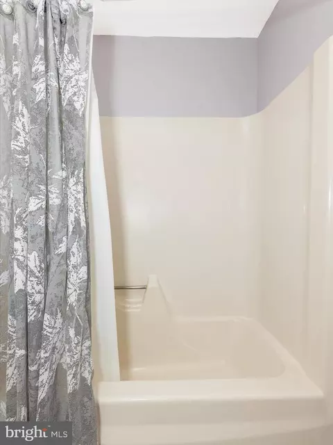 Bath - 7996 Pleasant Ct, Frederick, MD 21701 photo 2 of 5