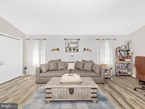 Living - 7996 Pleasant Ct, Frederick, MD 21701 photo 2 of 3