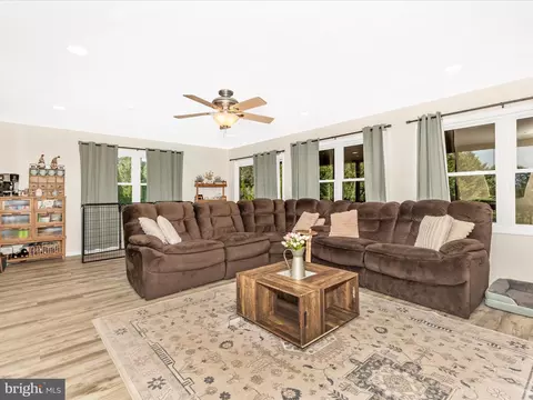 Living - 7996 Pleasant Ct, Frederick, MD 21701 photo 3 of 3