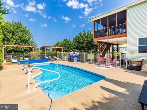 Exterior - 7996 Pleasant Ct, Frederick, MD 21701 photo 2 of 12