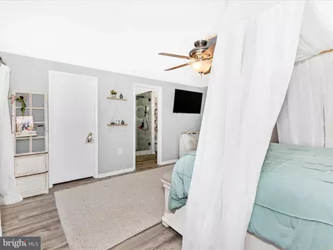 Bedroom - 7996 Pleasant Ct, Frederick, MD 21701 photo 10 of 11