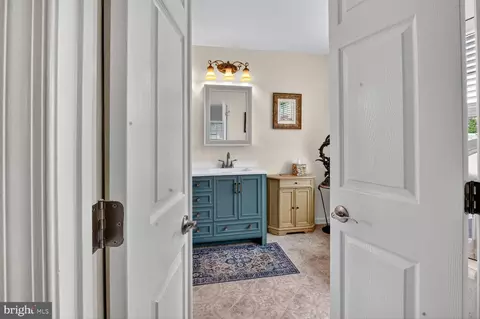 Bath - 2204 Garden Ln, Frederick, MD 21701 photo 3 of 8