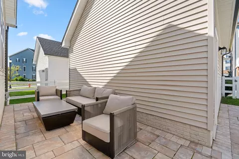 Exterior - 203 Baughmans Ln, Frederick, MD 21702 photo 4 of 6