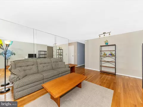 Living - 104 Evergreen Ct, Frederick, MD 21701 photo 4 of 8