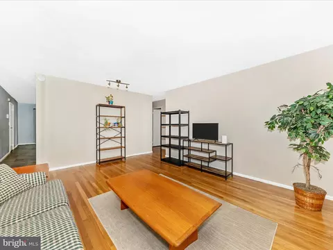 Living - 104 Evergreen Ct, Frederick, MD 21701 photo 5 of 8
